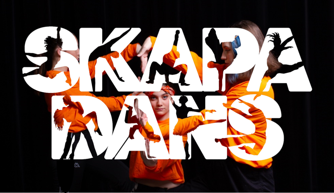 Skapa dans logga ovanpå en bild av tre dansare i orangea tröjor