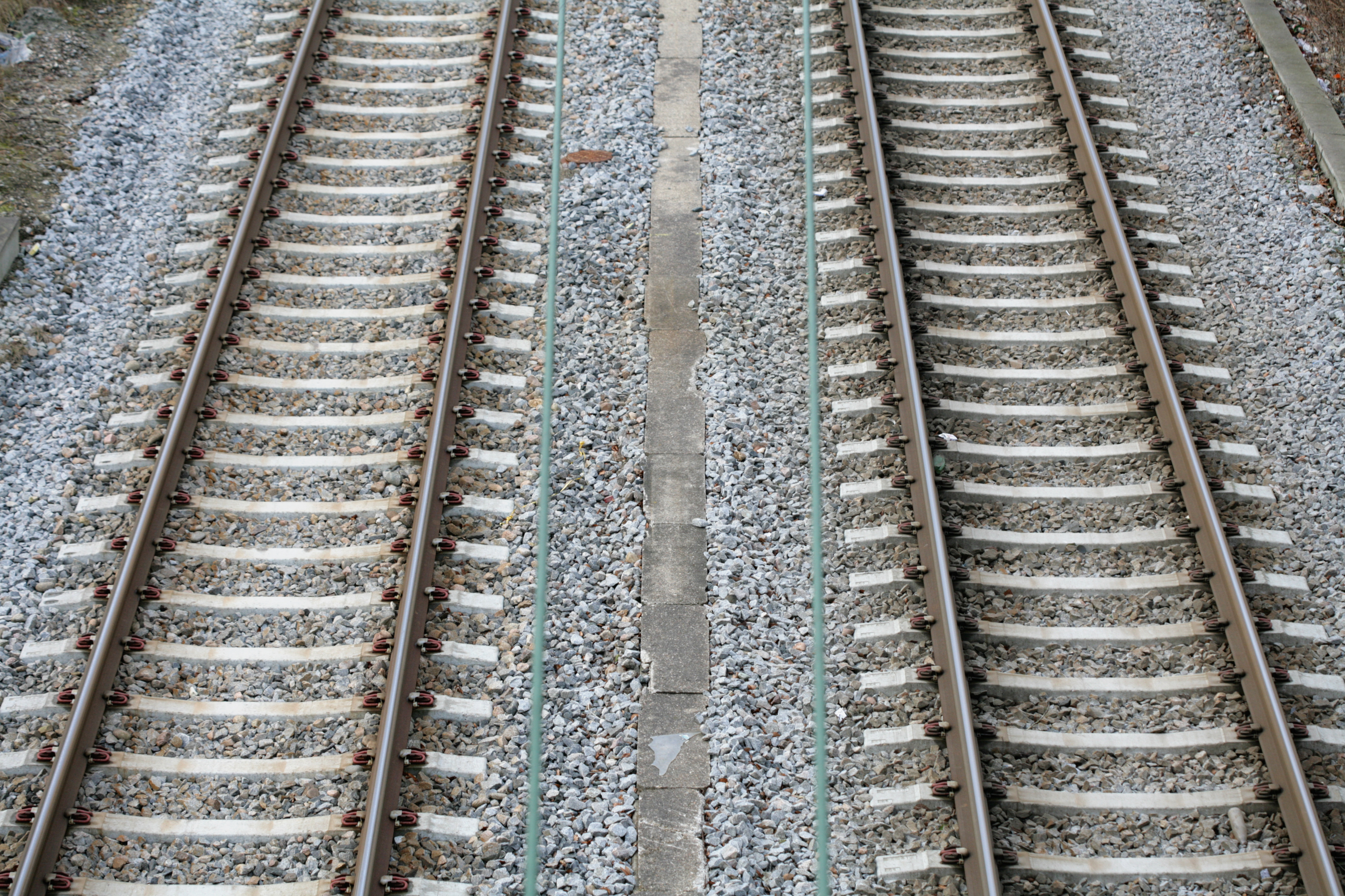Närbild på två parallella järnvägsspår.