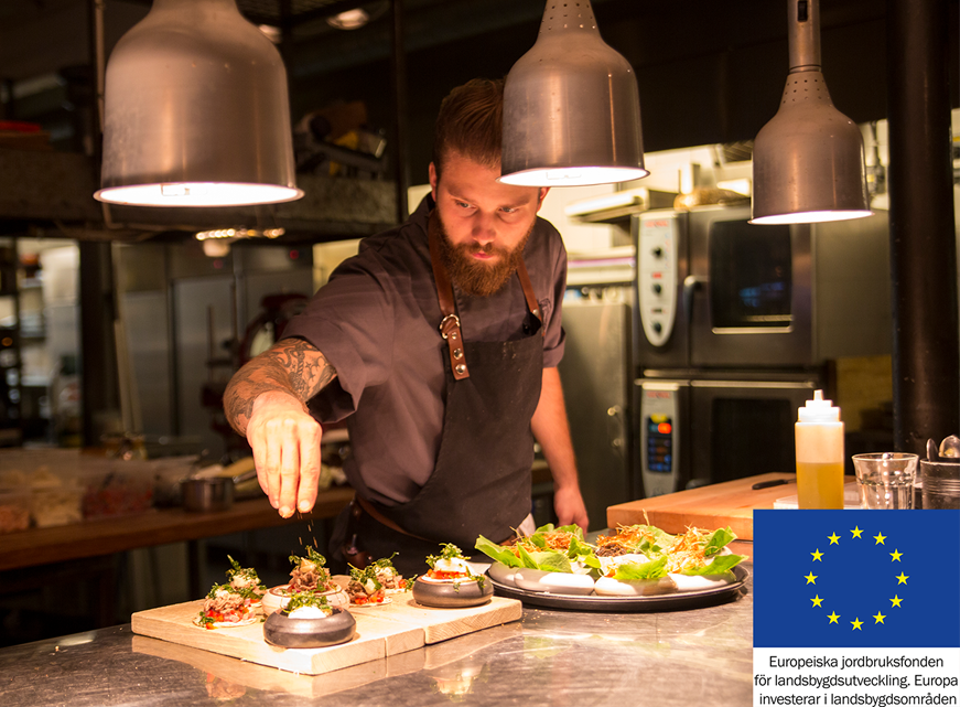 Kock som arbetar i ett restaurangkök
