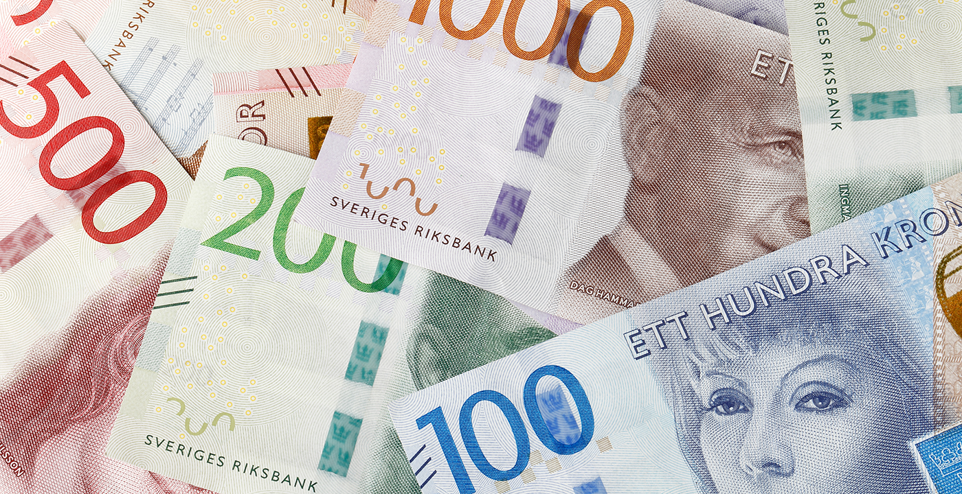 Svenska sedlar ligger utspridda.